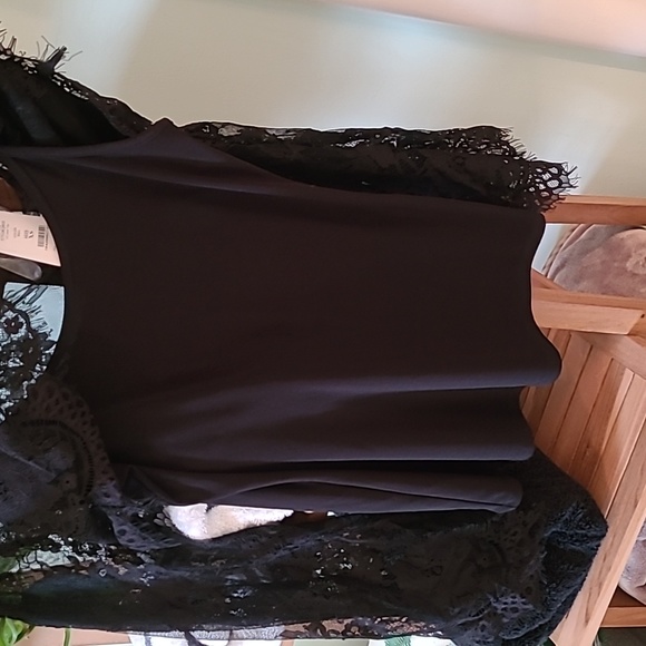 Gorgeous lace top with shell - Picture 3 of 4